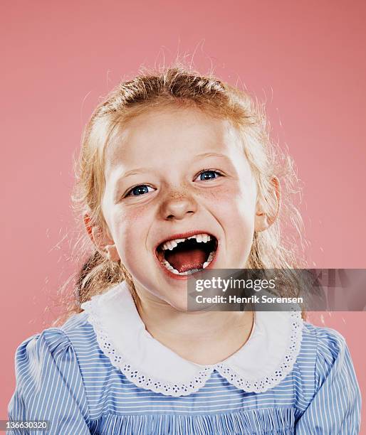 portrait of young girl laughing - vrouw spleetje tanden stockfoto's en -beelden