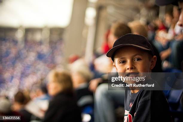 child enjoying baseball game - baseball kid stock-fotos und bilder