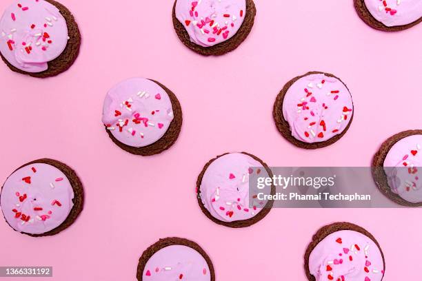 valentine's day cookies - cookie studio stock pictures, royalty-free photos & images