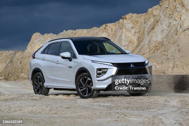 mitsubishi eclipse cross phev en carretera - mitsubishi group fotografías e imágenes de stock