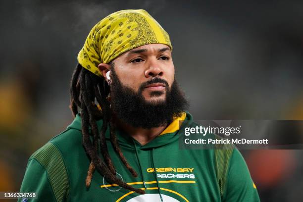 Inside linebacker De'Vondre Campbell of the Green Bay Packers warms up prior to the NFC Divisional Playoff game against the San Francisco 49ers at...