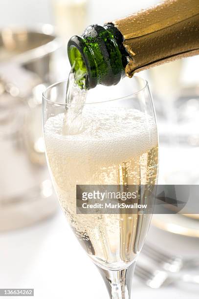 champagne versare - champagne foto e immagini stock