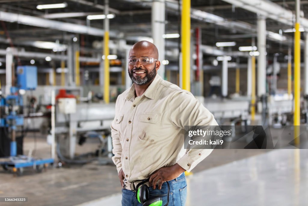 Homem afro-americano trabalhando em fábrica de plásticos
