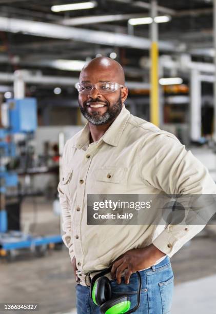 african-american man working in plastics factory - alleen één oudere man stockfoto's en -beelden