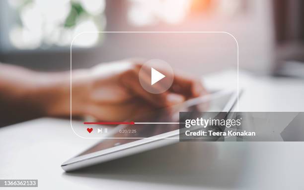 video streaming on the internet, watching movies and listening to music online on popular online platforms. - type d'image photos et images de collection
