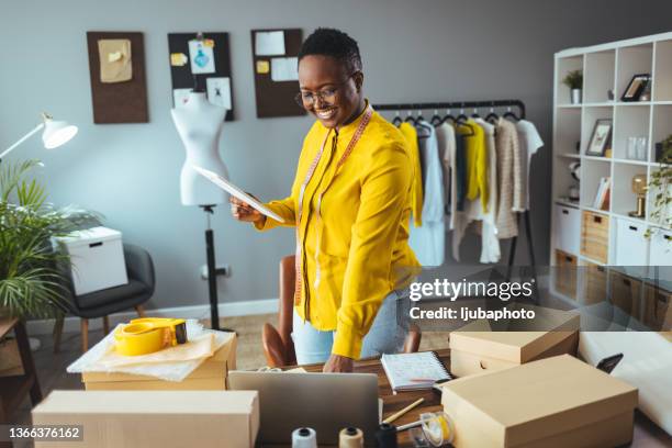 junger startup-unternehmer kleinunternehmer arbeitet zu hause - chubby man shopping stock-fotos und bilder