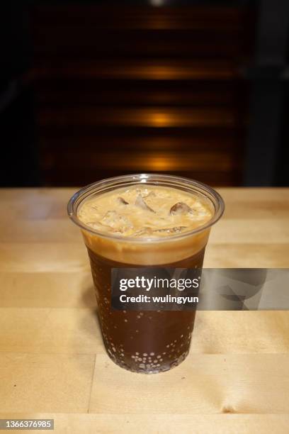 iced cafe americano - americano photos et images de collection