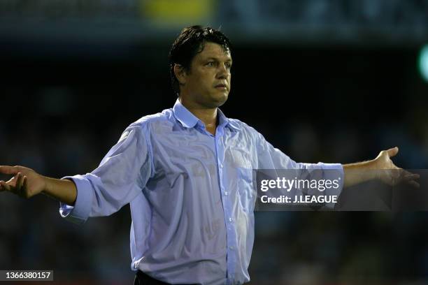 Head coach Adilson Batista of Jubilo Iwata reacts during the J.League J1 match between Jubilo Iwata and FC Tokyo at Yamaha Stadium on August 15, 2007...