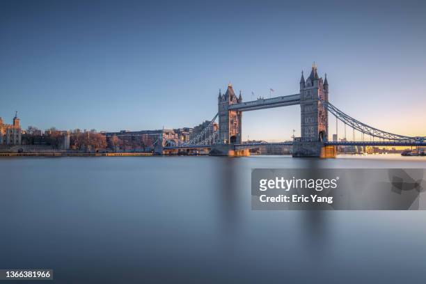 london bridge at sunrise moment - thames river stockfoto's en -beelden