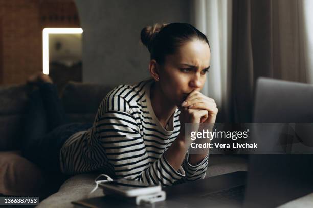 stressed businesswoman working on laptop at home, tired freelancer - concerned woman stock-fotos und bilder