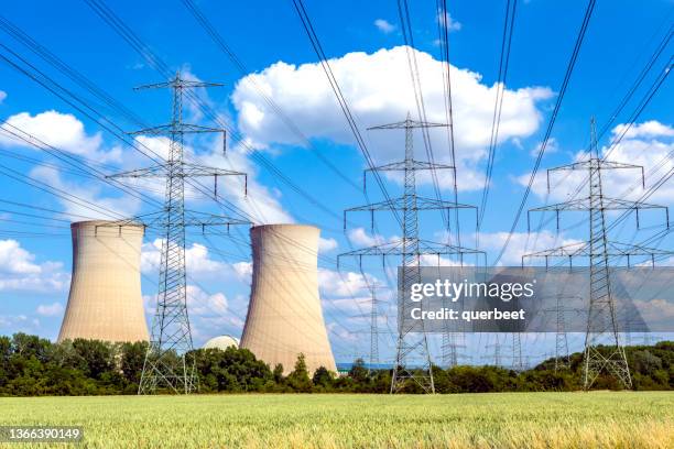 kernkraftwerk mit strommasten - kernenergie stock-fotos und bilder