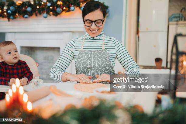 famiglia felice in cucina, madre e figlio che cuociono i biscotti - before christmas foto e immagini stock