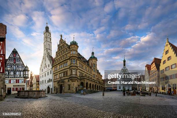 market square with town hall and ratstrinkstube building, rothenburg ob der der tauber, bavaria, germany - mittelalter markt stock-fotos und bilder