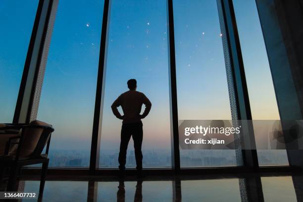 fare una pausa dopo una giornata di lavoro - guardare fuori dalla finestra foto e immagini stock