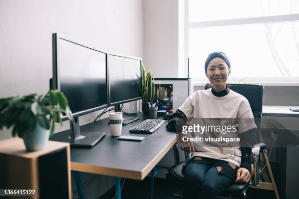female it programmer at work - only japanese bildbanksfoton och bilder