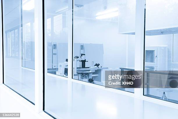 laboratory - cleanroom stockfoto's en -beelden