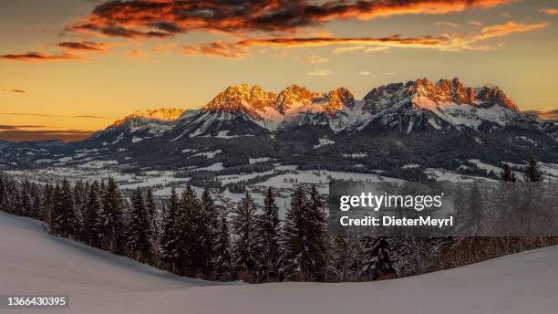 sunrise at idyllic alpine scenery,  wilder kaiser, austria, tirol - kaiser mountains, xxxl panorama - kitzbühel stockfoto's en -beelden