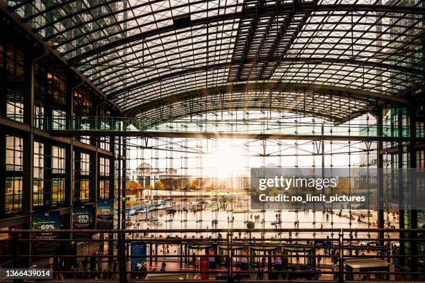 im berliner hauptbahnhof - berlin hauptbahnhof stock-fotos und bilder