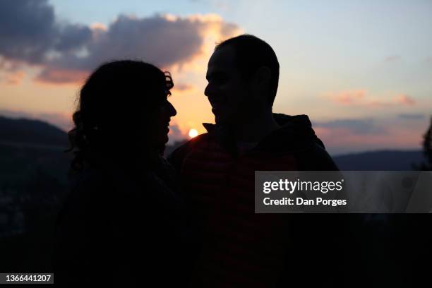 silhouette at sunset of a loving man and woman - israelischer abstammung stock-fotos und bilder
