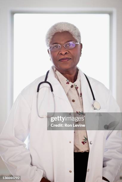 senior doctor, portrait in white lab coat - montreal black and white photos et images de collection