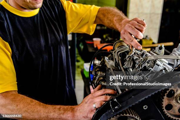 ein professioneller autowartungsarbeiter arbeitet an einem automotor im automechanikerservice. - happy client by broken car stock-fotos und bilder