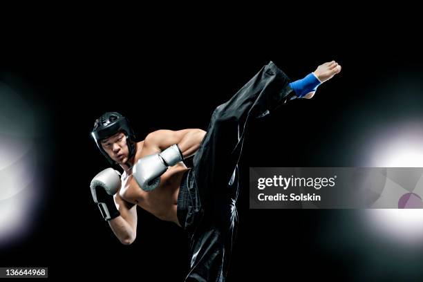 kickboxer man getting ready to fight - hard fought victory stock-fotos und bilder
