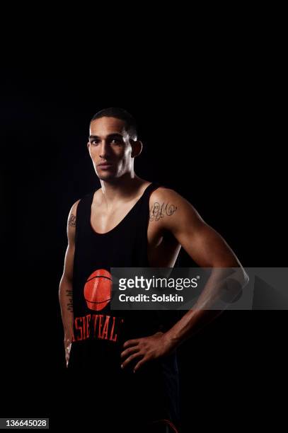 basketball player concentrating before game - uniforme de baloncesto fotografías e imágenes de stock