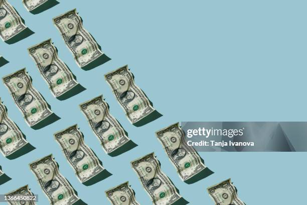 crumpled one dollar bills on blue background - eén dollar amerikaanse dollar stockfoto's en -beelden