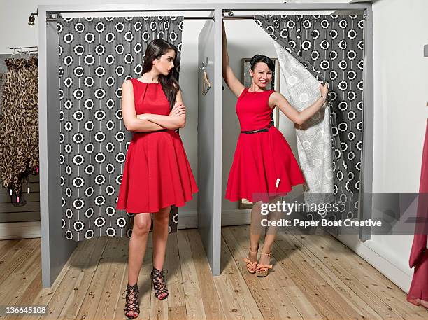 two ladies coming out with the same red dress - sleeveless dress fotografías e imágenes de stock