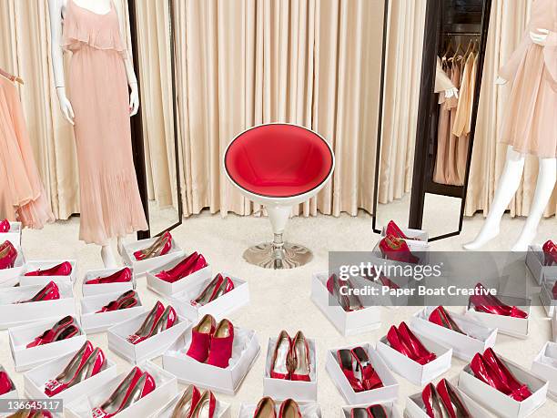 large collection of red shoes in boxes in a shop - colección de la moda fotografías e imágenes de stock