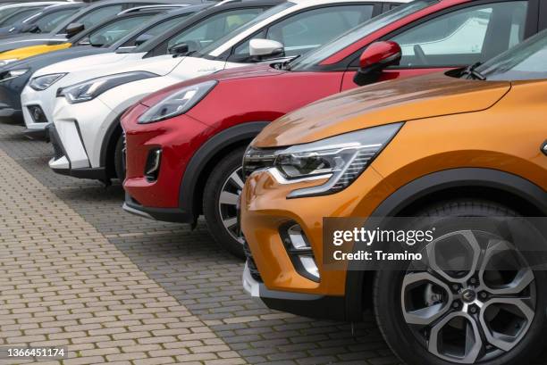 crossover vehicles on a parking - försäljning av begagnad bil bildbanksfoton och bilder