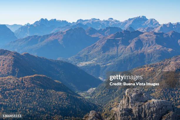 climber on a mountain top. - friuli venezia giulia - fotografias e filmes do acervo