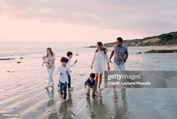 beach family - large family fotografías e imágenes de stock