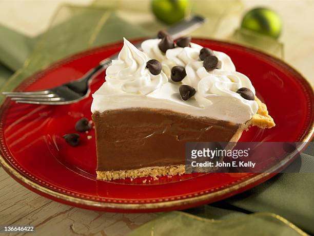 chocolate cream pie - chocolate pie stockfoto's en -beelden