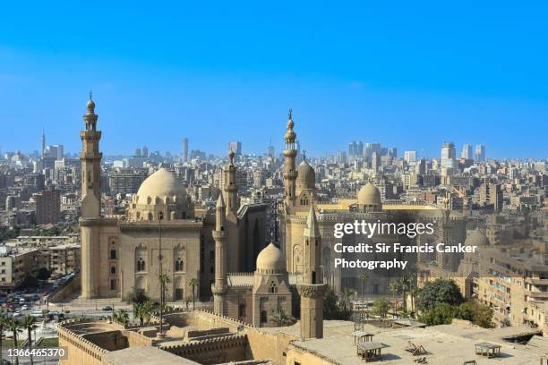 cairo skyline with mosque-madrasa of sultan hassan (left) and al-rifa'i mosque (right) on a clear crispy day, egypt - cairo city stock-fotos und bilder