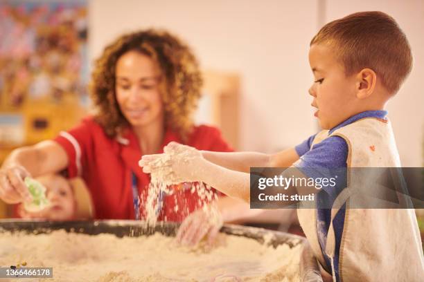 arenero preescolar - 2 kid in a sandbox fotografías e imágenes de stock