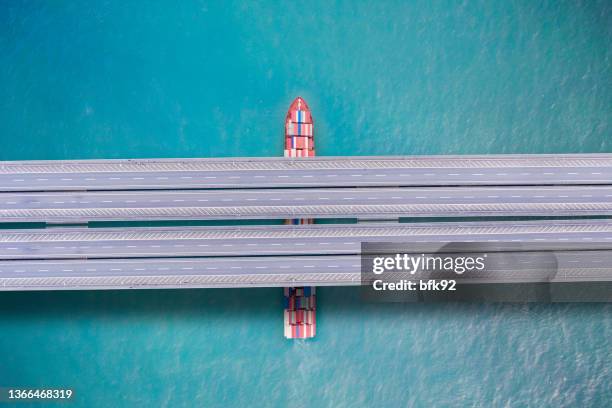 buque de carga que pasa por debajo del puente - american red cross fotografías e imágenes de stock