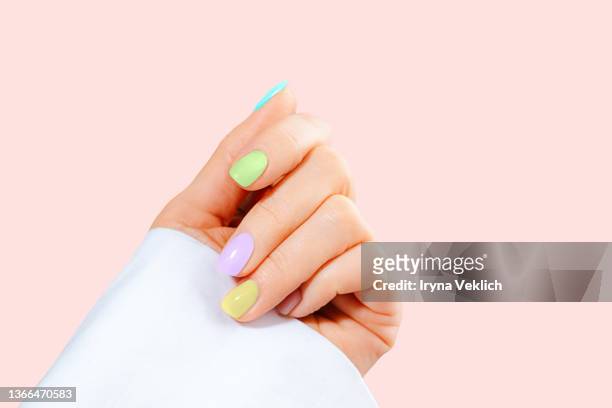 elegant woman's hand with pastel color manicure on easter holiday. trendy color of the year 2022 very peri purple violet lavender color background. - nagelkunst stockfoto's en -beelden