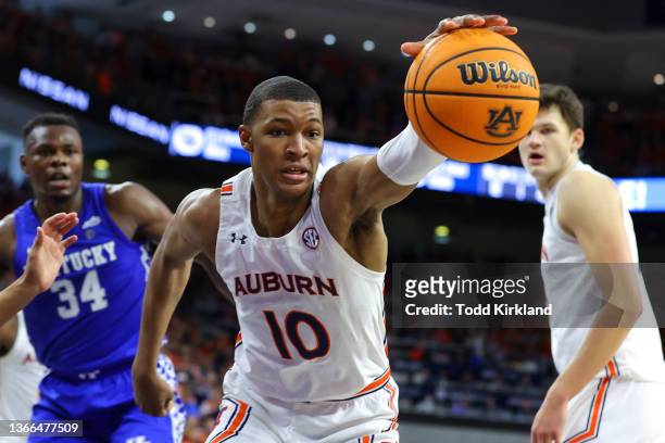 Jabari Smith of the Auburn Tigers stretches for a rebound during the second half against the Kentucky Wildcats at Auburn Arena on January 22, 2022 in...