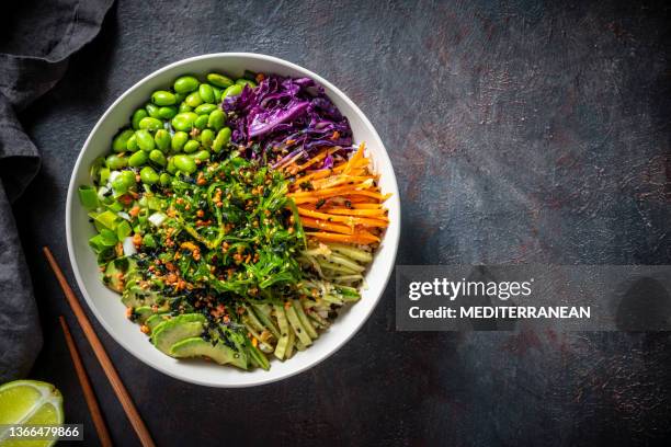 tazón de sushi también poke bowl receta asiática vegana basada en plantas - vegan fotografías e imágenes de stock