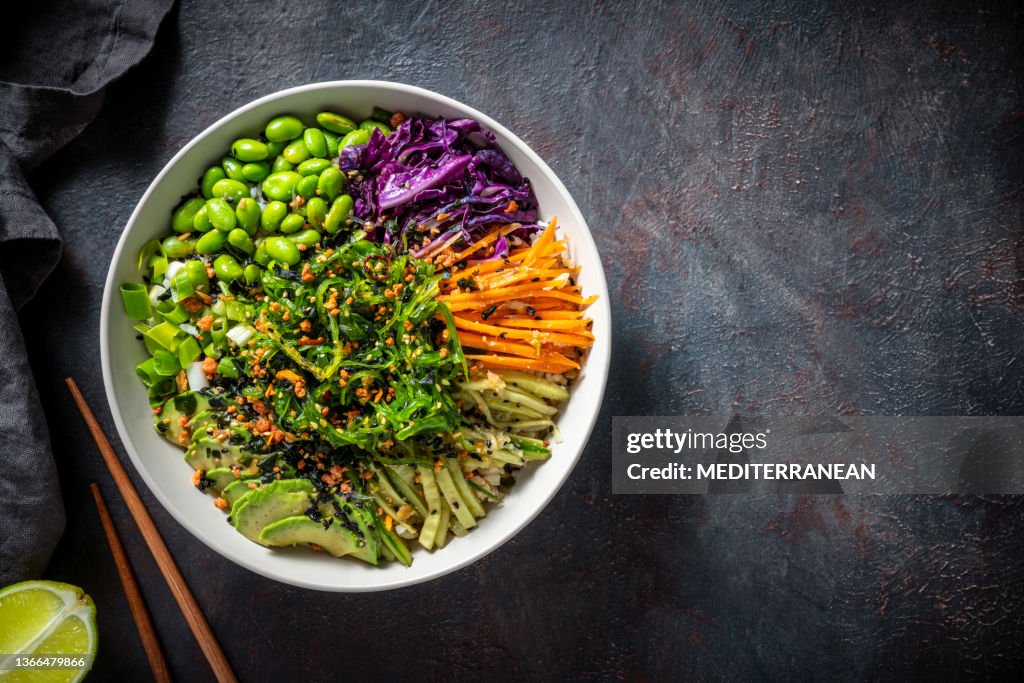 Bol à sushi également Poke bowl végétalien à base de plantes recette asiatique