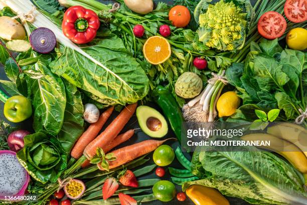 frutas y verduras variadas de fondo de fotograma completo con verduras de hoja - comida vegetariana fotografías e imágenes de stock
