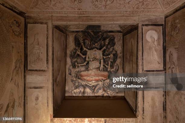 murals of ancient buddhist niches in mogao grottoes, dunhuang, china - mogao caves stock-fotos und bilder