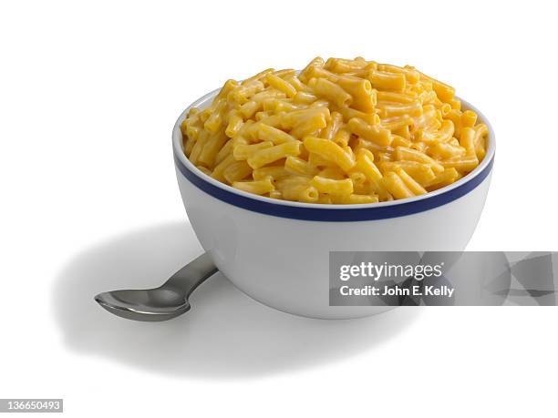 macaroni and cheese in bowl on white - macaroni and cheese stockfoto's en -beelden