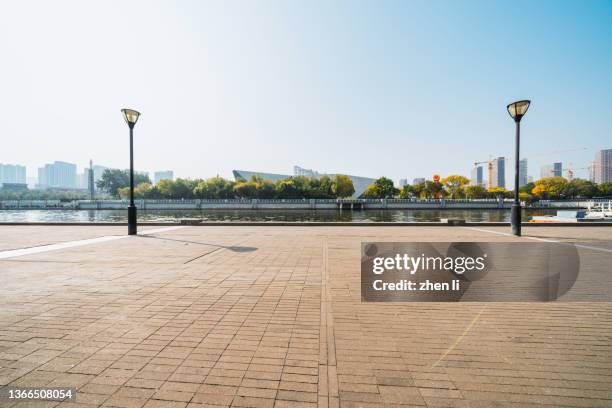 road by the river in the city - parque fotografías e imágenes de stock