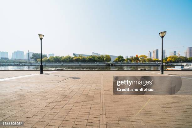 road by the river in the city - 石畳　道 ストック�フォトと画像