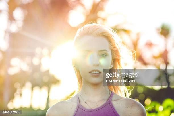 sommer-headshot der schönen jungen blonden frau mit aura der sonnenflut - aura stock-fotos und bilder