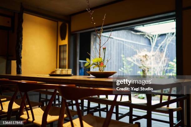 the hotel's dining room is a modern interpretation of a traditional japanese kyoto machiya. - daily life in kyoto stock-fotos und bilder