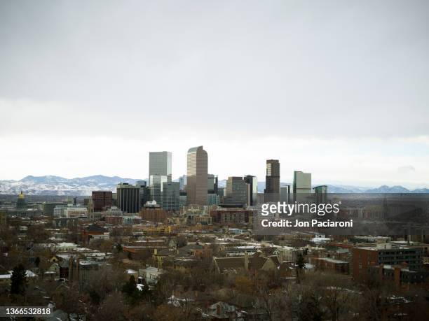 denver skyline and the rocky mountains - colorado skyline stock pictures, royalty-free photos & images
