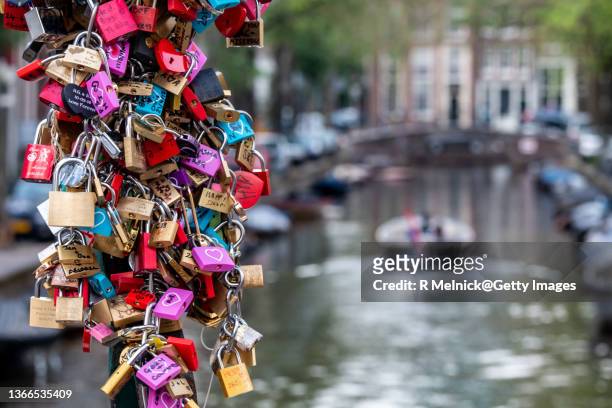 amsterdam love locks 2 - kärlekslås bildbanksfoton och bilder